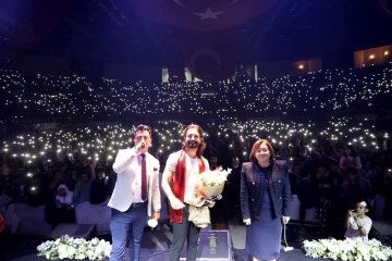 KORAY AVCI MUHTEŞEM SAHNE PERFORMANSI İLE BÜYÜLEDİ