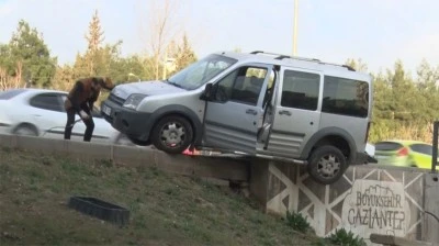 Korkutan kaza: Araç köprüde asılı kaldı