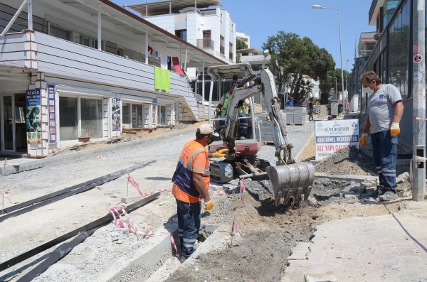 Kuşadası’nın denize çıkan sokakları yenileniyor
