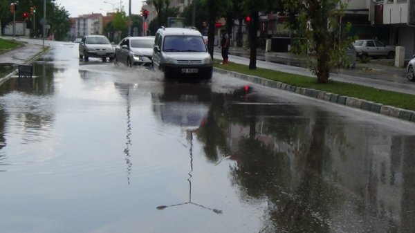 Kütahya’da etkili sağanak sele dönüştü
