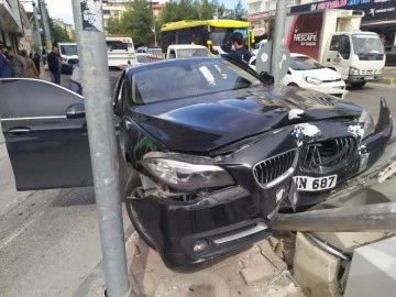 LÜKS ARAÇTA BAŞLAYAN ALACAK VERECEK KAVGASI KAZAYLA SONUÇLANDI