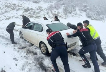 Mahsur kalan öğretmenleri jandarma kurtardı