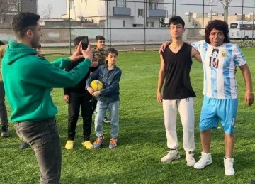 Maradona'ya benzerliği ile herkesi şaşırtıyor