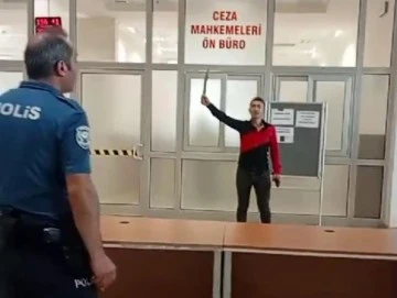 Mehdi olduğunu öne süren şahıs adliyede bıçaklı eylem yaptı