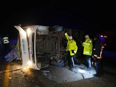 Midibüs devrildi: 1 ölü, 23 yaralı