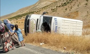 Minibüs devrildi: 2 yaralı