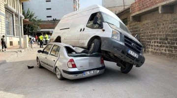 Minibüs park halindeki otomobilin üstüne çıktı