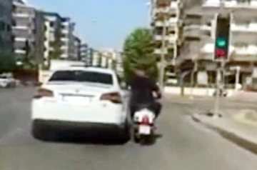 Motosiklet sürücüsünün tehlikeli yolculuğu kameraya yansıdı