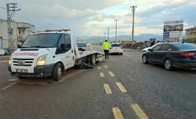 Motosikletle kamyonet çarpıştı: 1 ölü, 1 ağır yaralı