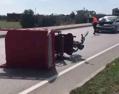 Motosikletle, otomobil çarpıştı: 1 ölü, 1 ağır yaralı