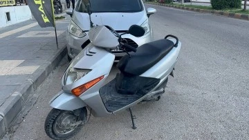 Motosikletten savrulan çocuk güvenlik kameralarına yansıdı