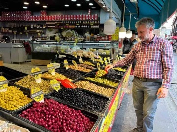 Rengârenk zeytinler tezgâhları süslüyor