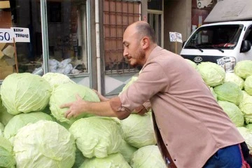 Kış mevsiminin favori sebzesi lahana tezgâhlarda yerini aldı