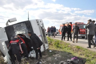 Öğrenci servisi devrildi: 27 yaralı