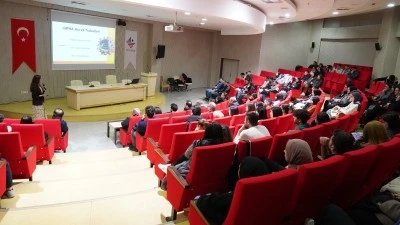 Öğrencilerle seminerde buluştu