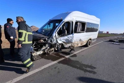 Öğretmen servisi ile otomobil çarpıştı: 12 yaralı