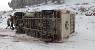 Okul servisi karlı yolda devrildi, öğrenciler korku dolu anlar yaşadı