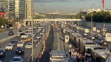 Okulun ilk günü trafik yoğunluğu yaşandı