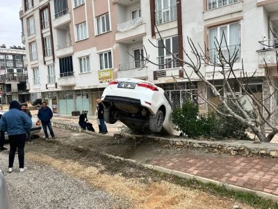 Otomobil apartman boşluğuna düştü