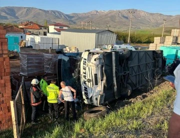 Otomobil ile çarpışan yolcu otobüsü devrildi: 1'i ağır 22 yaralı