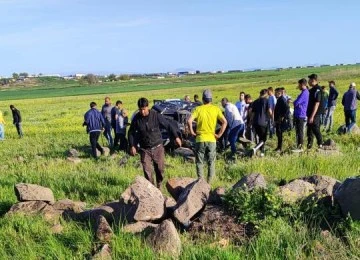 Otomobil ile hafif ticari araç kafa kafaya çarpıştı: 1 ölü, 5 yaralı