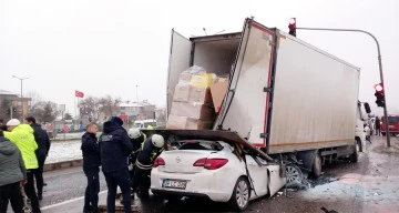 Otomobil kamyona ok gibi saplandı: 1 ölü