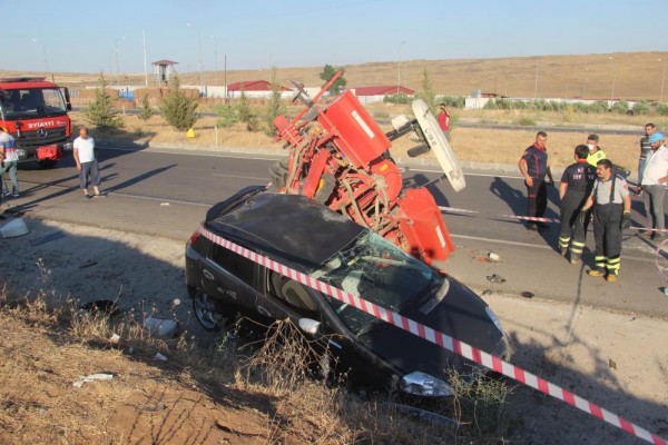 OTOMOBİL TRAKTÖRE ARKADAN ÇARPTI: 2 AĞIR YARALI