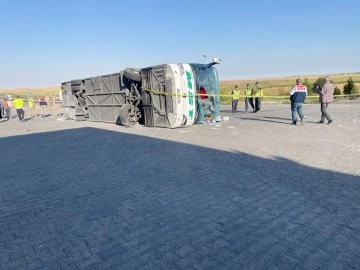 Otomobille çarpışan otobüs devrildi: 1 ölü, 14 yaralı