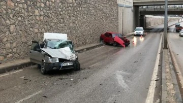 Otomobiller kafa kafaya çarpıştı