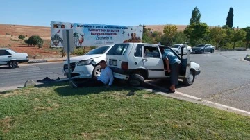 Otomobiller kavşakta çarpışıp, refüje çıktı: 2 yaralı