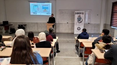 Polis üniversite öğrencilerine Siber ve güvenli internet kullanımını anlattı