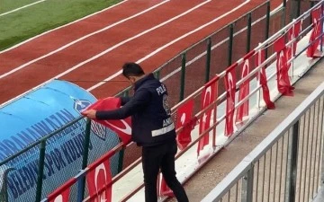 Polisin Türk bayrağı hassasiyeti yürekleri ısıttı