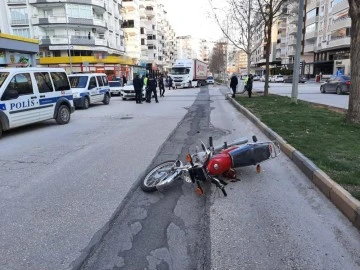 POLİSLERİN GÖZÜ ÖNÜNDE YAYA'YA ÇARPTI