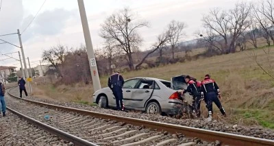 Polisten kaçan araç takla atarak demir yoluna devrildi