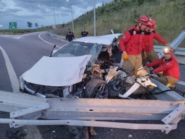 Refüje çarpan araç perte çıktı: Aynı aileden 1 kişi öldü, 3 kişi yaralandı