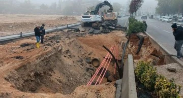 Sağanak yağış nedeniyle yol çöktü