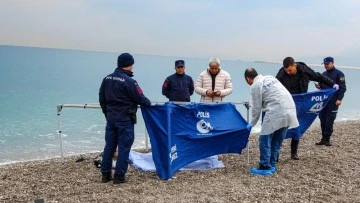 Sahilde deniz üzerinde yarı çıplak erkek cesedi bulundu