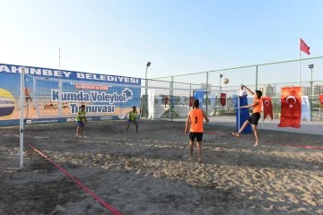 ŞAHİNBEY BELEDİYESİ’NDEN KUMDA VOLEYBOL TURNUVASI