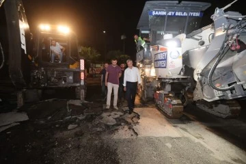 ŞAHİNBEY BELEDİYESİ’NİN ASFALTLAMA ÇALIŞMALARI GECE GÜNDÜZ DEVAM EDİYOR