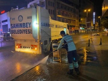 ŞAHİNBEY'DE TEMİZLİK GÖREVLİLERİ 24 SAAT GÖREV BAŞINDA