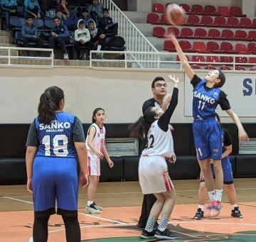 SANKO Okulları basketbol takımı il ikincisi oldu