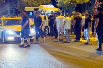 Şehir içi minibüsü yayalara çarptı: 1 ölü, 1 ağır yaralı