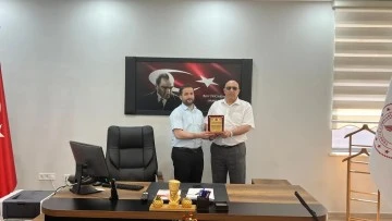 Şehit ve Gazi Ailelerinden Başhekim Arısoy’a plaket