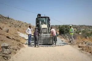 ŞEHİTKAMİL'DE YENİ VE BOZUK OLAN YOLLAR KİLİTLİ PARKE İLE DÖŞENİYOR