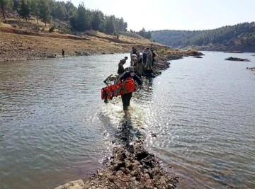 Serinlemek için gölete giren çocuk boğuldu