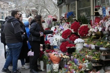 Sevgililer Günü'nde çiçek almak isteyen aşıklar 1000 lirayı gözden çıkaracak