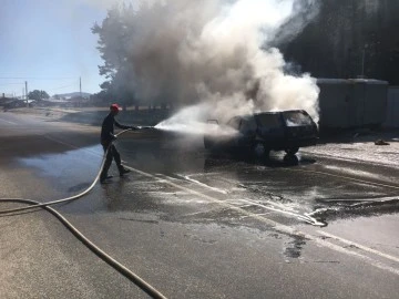 Seyir halinde yanmaya başlayan otomobil hurdaya döndü