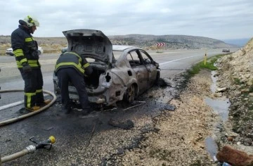 Seyir halindeki otomobil yandı, 5 kişi son anda dışarı çıktı