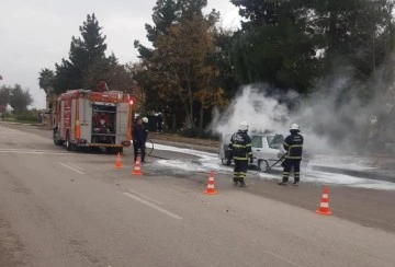 Seyir halindeki otomobil yandı