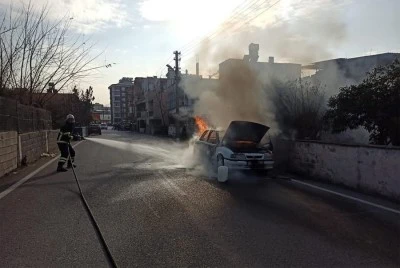 Seyir halindeki otomobil yandı 